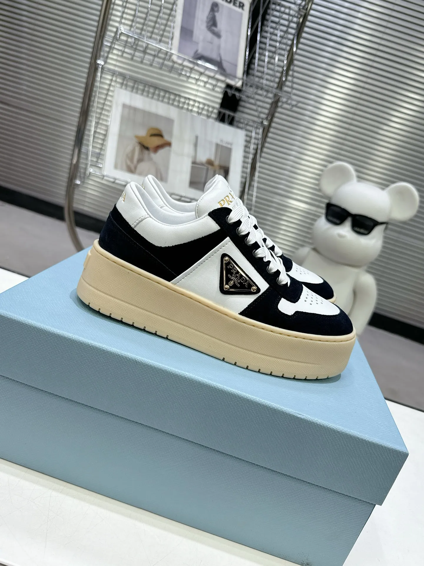 👟👟Ex-factory price 600👟👟 Prada Latest Downtown Bold series Thick-soled Platform Shoes Triangle Logo Casual Sports Shoes White Shoes Original purchase, development and production Downtown Bold sneakers are inspired by the basketball shoes of the 1980s, with sporty design and exquisite details. Crafted from perforated leather, the statement platform sole provides a unique, modern style. The Prada logo is interpreted from different angles, decorated with the iconic enameled triangular metal logo, highlighting the unique classic style. Exquisite packaging at the delivery counter🛍📦 ▪️Fabric: Original custom imported first-layer cowhide ▪️Inner lining: Original imported sheepskin ▪️Outsole: Original open-molded ultra-light foam material ▪️Sole thickness: 4.5CM ▪️Size: Women's 35-40